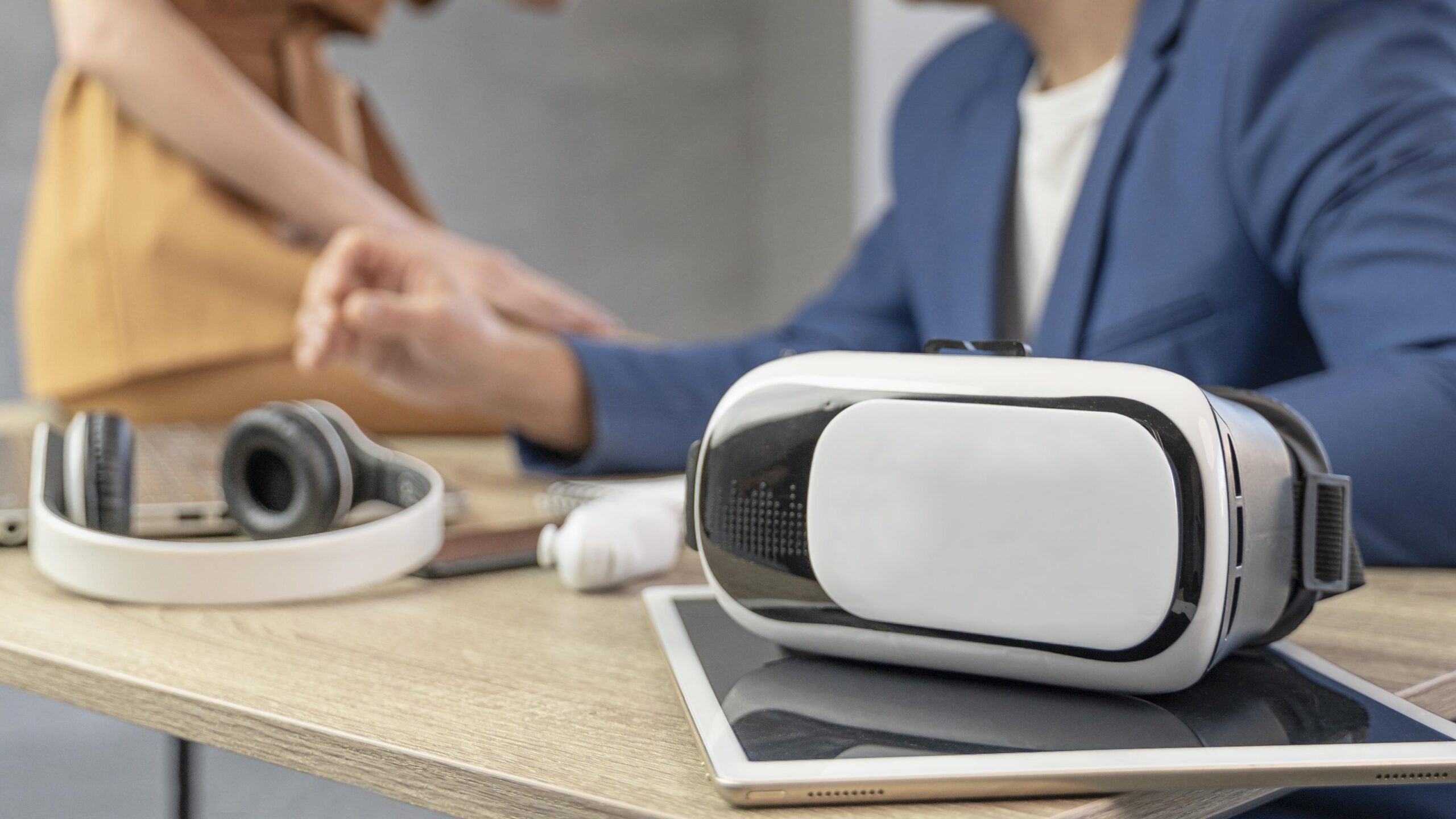 gasang hyeonsil hedeuses eulo midieo bun ya eseo ilhaneun namjawa yeojaui tim